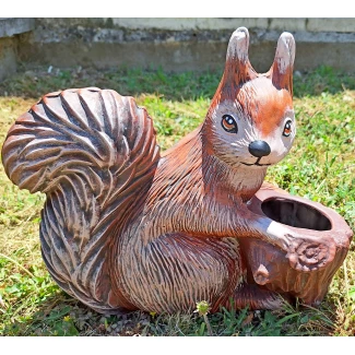 Градинска фигура "Катерица кашпа"