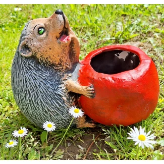 Градинска фигура (кашпа) "Таралеж с ябълка"